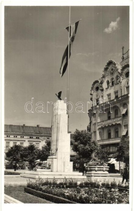 Nagyvárad, Oradea; Országzászló, Hunnia nagyszálloda / Hungarian flag, hotel