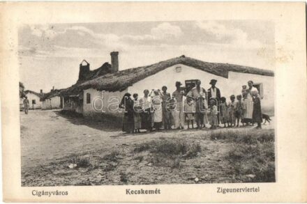 Kecskemét, Cigányváros, cigány család csoportképe. Fekete Soma kiadása / Zigeunerviertel (EK)