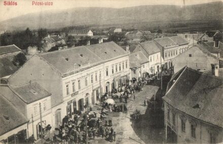 Siklós, Pécsi utca, Polgári leányiskola, Siklósi takarékpénztár, Feiler Mariska, Steinbach József, Mautner üzletei, piac. Feiler Mariska kiadása