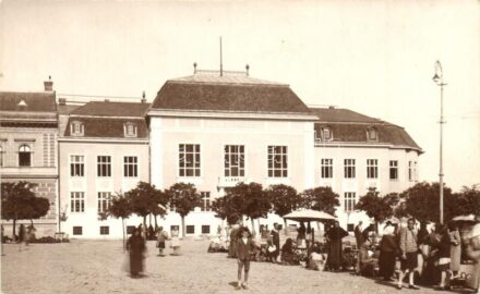 Szentes, Református iskola 'Istenért és Hazáért' felirattal, piac, árusok. Fridrich János photo