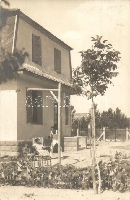 Zamárdi, Partfürdő tábla középen, mellette nyaraló, villa, lengőtekézés a teraszon, sport. photo