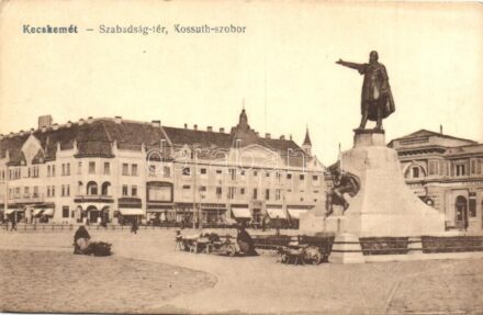 Kecskemét, Szabadság tér, Kossuth-szobor, piaci árusok, Fuchs üzlete (EK)