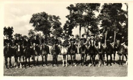 Lovassport-keret Bábolnapusztán. Képzőművészeti Alap kiadása / Hungarian equestrian sports team