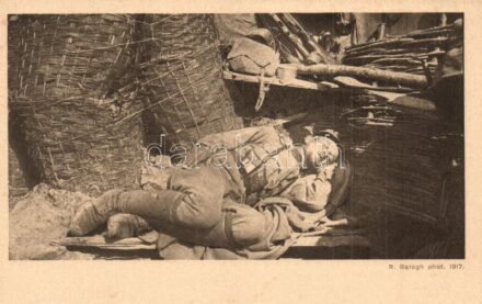 Egy oslavijai lövészárokban. Első világháborús osztrák-magyar katonai lap / WWI K.u.K. military, resting soldier in a trench in Oslavija