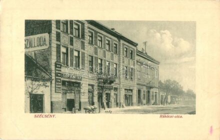 Szécsény, Rákóczi utca, szálloda, Gépraktár Winternitz Vilmos fiókja, Klein Samu és Weisz Géza üzlete. W.L.Bp. 4720. Kiadja Körmendy Géza (EK)