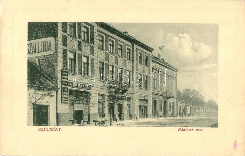 Szécsény, Rákóczi utca, szálloda, Gépraktár Winternitz Vilmos fiókja, Klein Samu és Weisz Géza üzlete. W.L.Bp. 4720. Kiadja Körmendy Géza (EK)