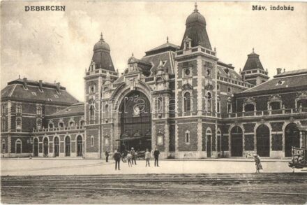 Debrecen, Vasútállomás, villamos végállomással, Schicht szappan reklám. Thaisz Arthur kiadása (kissé ázott szél / slightly wet edge)
