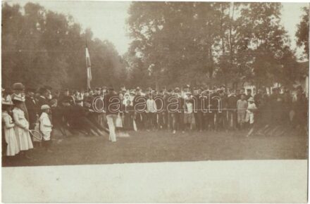 Kötélhúzó verseny magyar katonai csapatok között, népünnepség, előkelő ünneplők és lányok teniszütővel / Tug of war between Hungarian military groups, festival girls with tennis rackets. photo