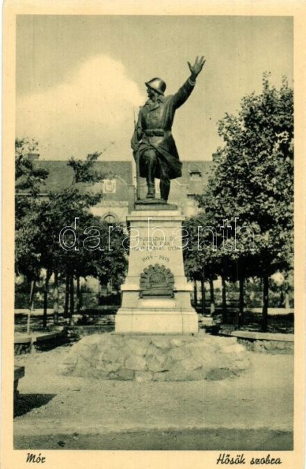 Mór, Hősök szobra
