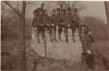 Gyakorló tér, osztrák-magyar katonák egy a kiképzésen átmászandó falon ülnek / Austro-Hungarian K.u.K. soldiers sitting on a stone wall in the practice field. photo