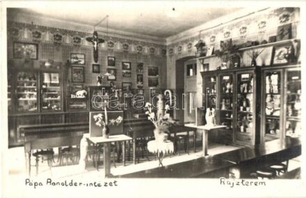 Pápa, Ranolder Intézet, rajzterem, belső. photo