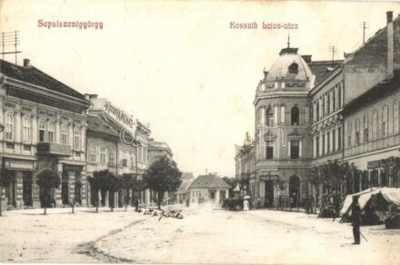 Sepsiszentgyörgy, Sfantu Gheorghe; Kossuth Lajos utca, Fogolyán Endre, Kozma, Deák és Ferenc üzlete, patika, gyógyszertár a lapon bejelölve. Benkő M. kiadása / street view, shops, pharmacy marked on the postcard (fl)