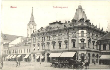 Kassa, Kosice; Andrássy palota, Gaál Gyula, Dr. Holzmann fogorvos, Migály, Gilányi, Varga üzlete, hintók / Andrássy palace, shops, dentist, carriages