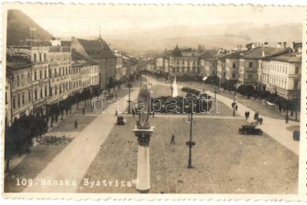 Besztercebánya, Banska Bystrica; Főtér, Alios Fischer, Pavel Toth, Julius Papp üzletei, automobilok, szobor / main square, shops, automobiles, statue (Rb)