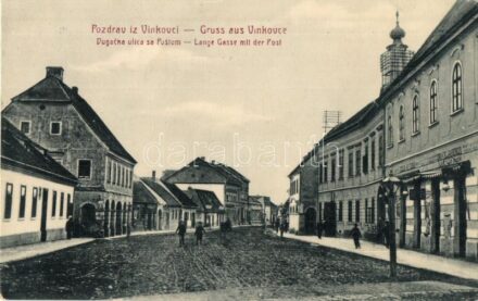 Vinkovce, Vinkovci; Dugacka ulica sa Postom / Lange Gasse mit der Post / Hosszú utca, Posta hivatal, Harberger üzlete. W. L. 74. / street view, post office, shops