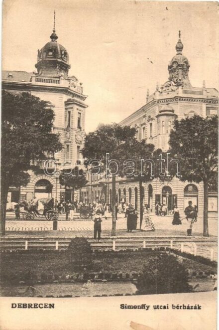 Debrecen, Simonffy utcai bérházak, hintó, üzletek. Antalfy József kiadása (EK)