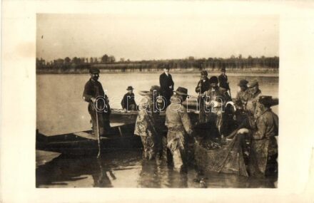 1929 Dombóvár, halászok a Halastónál, kifogott halak összegyűjtése. photo