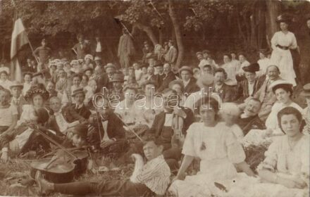1908 Budapest II. Hűvösvölgy, Református kirándulás és mulatság zenekarral, magyar zászló. photo