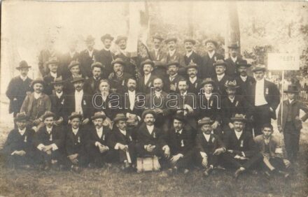 1909 Kecskemét, az Újpesti Dalkör csoportképe a negyedik helyezettnek járó díjjal / Hungarian choir's group photo