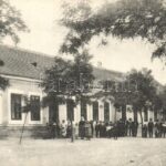 Baj, Iskola, gyerekek. Kiadja Lindenberg Adolf (EK)