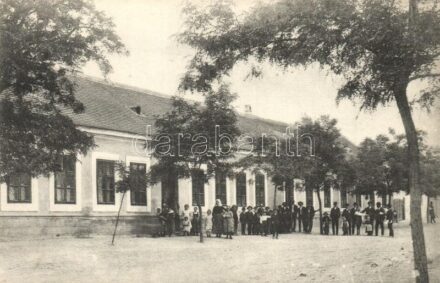 Baj, Iskola, gyerekek. Kiadja Lindenberg Adolf (EK)