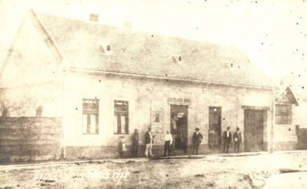 Decs, Fő utca, Bettelheim Miksa üzlete, Albus szappan reklámja a falon. photo (fl)