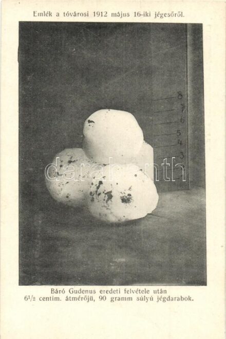 1912 Tata, Tata-Tóváros; Emlék a tóvárosi május 16-i jégesőről. Báró Gudenus eredeti felvétele után. 6,5 cm átmérőjű és 90 gramm súlyú jégdarabok