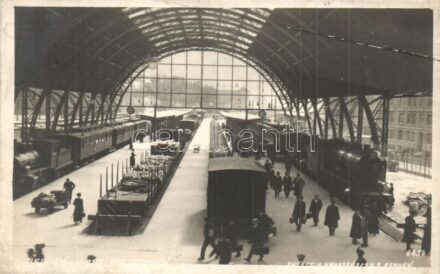 Bergen, stasjon / Bahnhof / railway station interior with locomotives (EB)