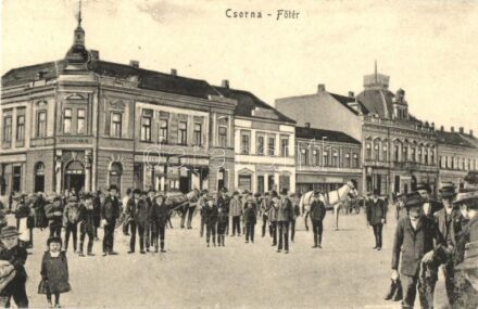 Csorna, Fő tér, vasudvar, üzletek, lovas fogatok, sokadalom. Kiadja Martincsevics K.