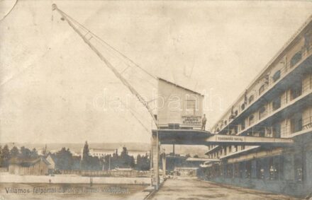 Fiume, Rijeka; Villamos félportál daruk a kikötőben. Epp és Fekete gépgyár reklámja a hátoldalon / Electric semi-gantry cranes in the harbor, Hungarian machine factory advertisement on the backside (EB)