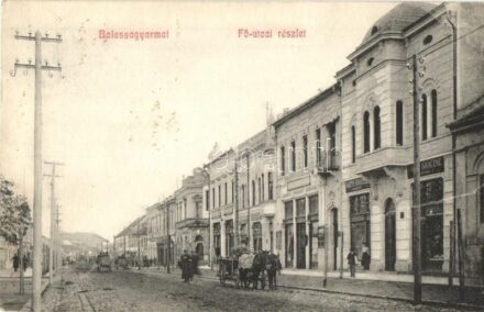 1909 Balassagyarmat, Fő utca, Barth Ignácné üzlete, lovaskocsi, rendőr