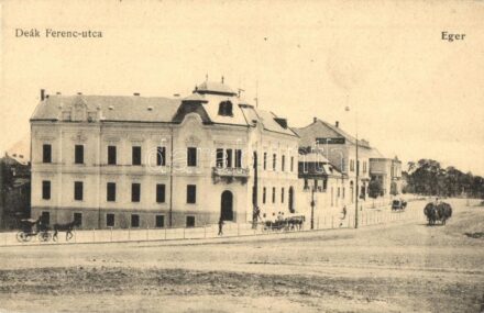 Eger, Deák Ferenc utca, Gyógyszertár, lovaskocsi. Baross nyomda