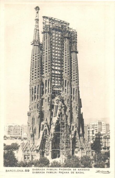 Barcelona, Sagrada Familia, Fachada de Navidad / church with construction racks, unfinished / befejezetlen kivitelezés