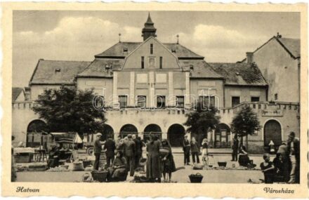 Hatvan, városháza, piac árusokkal