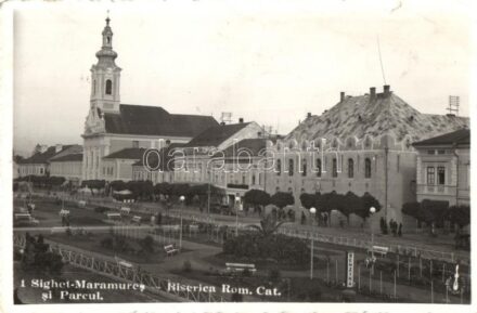 Máramarossziget, Sighetu Marmatiei; Biserica Rom. Cat., Liceul de Fete Domnita Ileana, Maramurasana Institut de Credit si Economii, Bancei Marmorosch, Benziná / Római katolikus templom, lány iskola, Takarékpénztár, bank, park, utcai