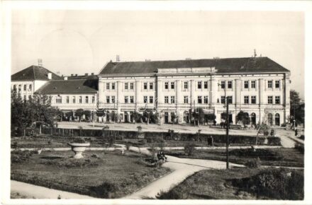 Sepsiszentgyörgy, Sfantu Gheorghe; Fő tér, Gyógyszertár, Dézsi Márta, Kásás, Kálmán Jenő, Gáspár Ödön üzlete / main square, pharmacy, shops