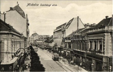 Miskolc, Széchenyi utca, villamos, Szántó Mór és Társa ruha háza, Neumann M., Kerekes Miklós üzlete, Ábrahám fényképészete. Kiadja Ferenczi B.