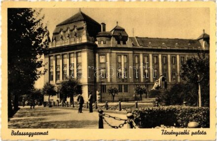 Balassagyarmat, Törvényszéki palota, Madách Imre szobor
