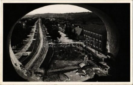 1936 Nova (Zala), Fő tér, Kilátás az alsó hegyre, Hősi emlékmű az iskola előtt magyar zászlóval + 'Velem Postaügyn.'