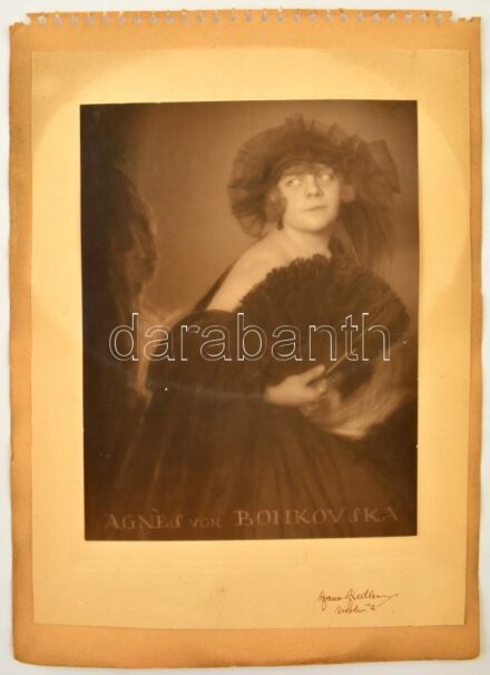 Franz Fiedler (1885-1956): Agnés von Bukovska. Zselatinos ezüst nagyítás. Jelzett fotó kartonon. Hátoldalán mások fotó. / Gelatin print. 22 x17 cm on cartboard