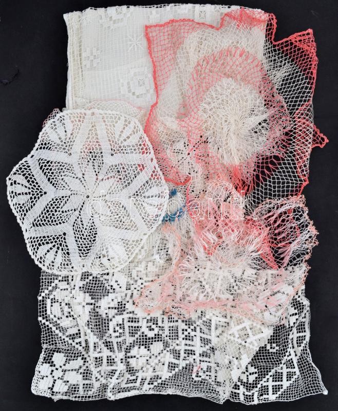 11 db horgolt terítő, különböző méretekben