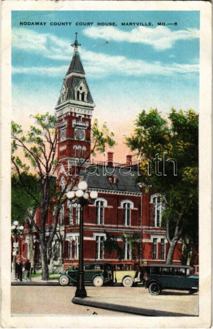 Maryville (Missouri), Nodaway County Court House, automobiles (EK)