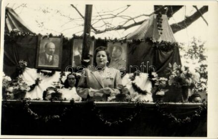 1950 Dunaszekcső, Kommunista zászlóavatási ünnepség háttérben Lenin, Rákosi és Sztálin portréja. Csuray Ilona fényképész, photo