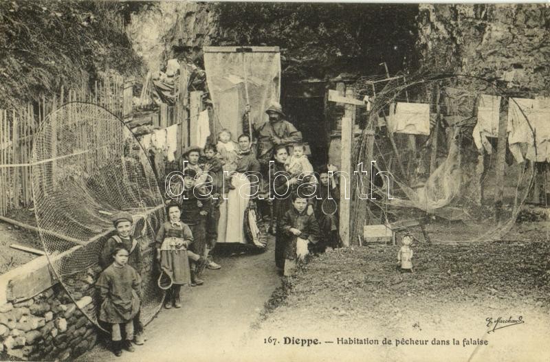 Dieppe, Habitation de pecheur dans la falaise / fisherman's home, folklore