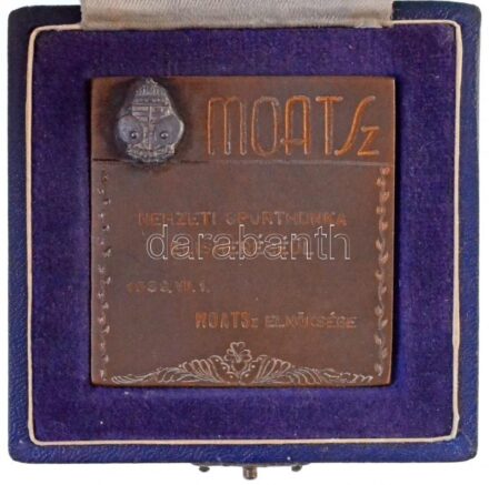 1939. 'MOATSZ (Magyar Országos Asztali Tenisz Szövetség) - Nemzeti Sportmunka elismeréséül 1939.VII.1.' asztalitenisz sport Br plakett, eredeti 'SCHUBAUER JÁNOS BUDAPEST VI. DUNA-UCCA 6.' jelzésű gyártói tokban (52x50mm) T:1