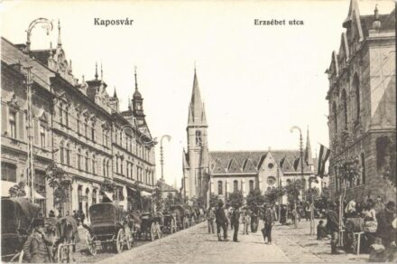 Kaposvár, Erzsébet utca, üzletek, templom, piaci árusok, konflisok. Fenyvesi Béla kiadása (EK)