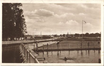 1930 Kisbér, M. kir. állami ménesbirtok strandfürdője, fürdőzők. Szakál Géza fotó szaküzlete kiadása