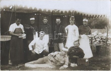 Hadgyakorlaton, konyhás osztag. Schäffer Armin felvétele / WWI K.u.K. military maneuver, soldiers. group photo