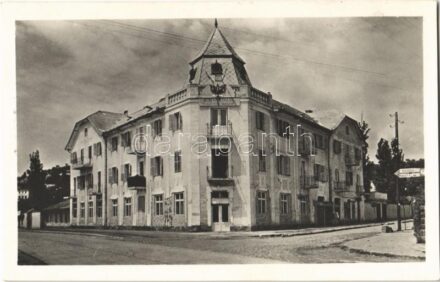 Balatonalmádi, Dohányipari dolgozók üdülője, hölgy fodrász az épületben, útjelző tábla Keszthely és Alsóörs felé (apró lyukak / tiny pinholes)