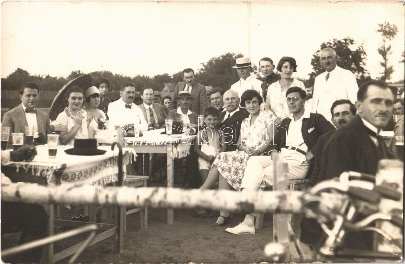 Hajdúszoboszló, üdülő vendégek csoportja, vendéglő kertje. Petrányi Pál, Hajdúszoboszló Vértanúk tere, photo